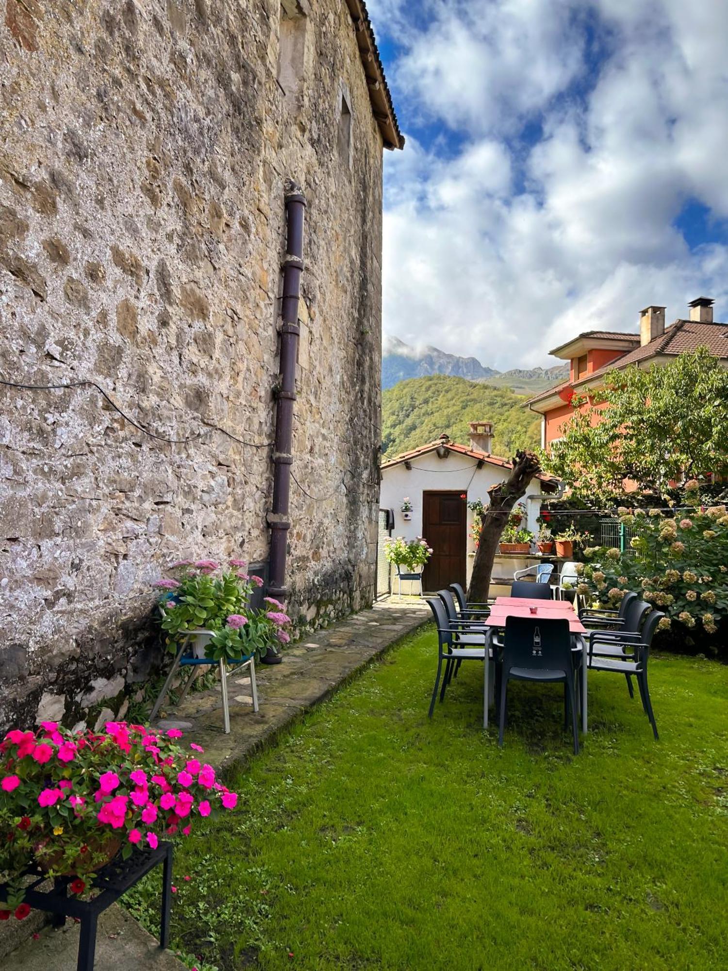 Casa Rural El Torrejon Arenas De Cabrales Exterior foto